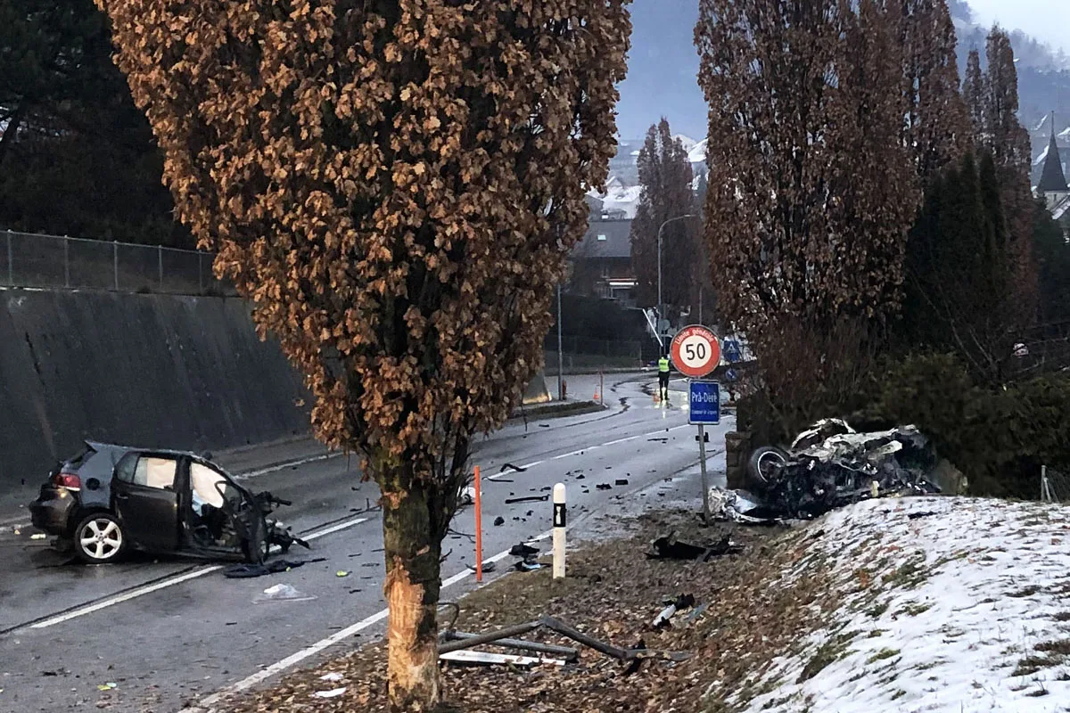 Epagny FR - Auto bricht nach Aufprall auseinander!