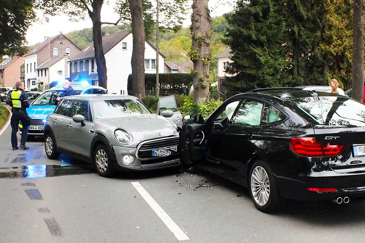 Unfall mit Schwerverletztem in Overath - Handy am Steuer führt zu Frontalzusammenstoß