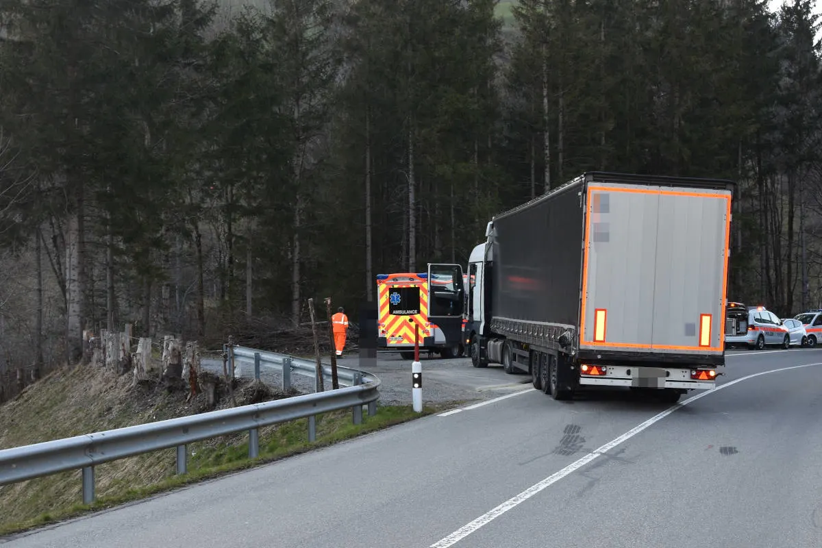 Stein SG – Sattelschlepper und Motorrad kollidiert