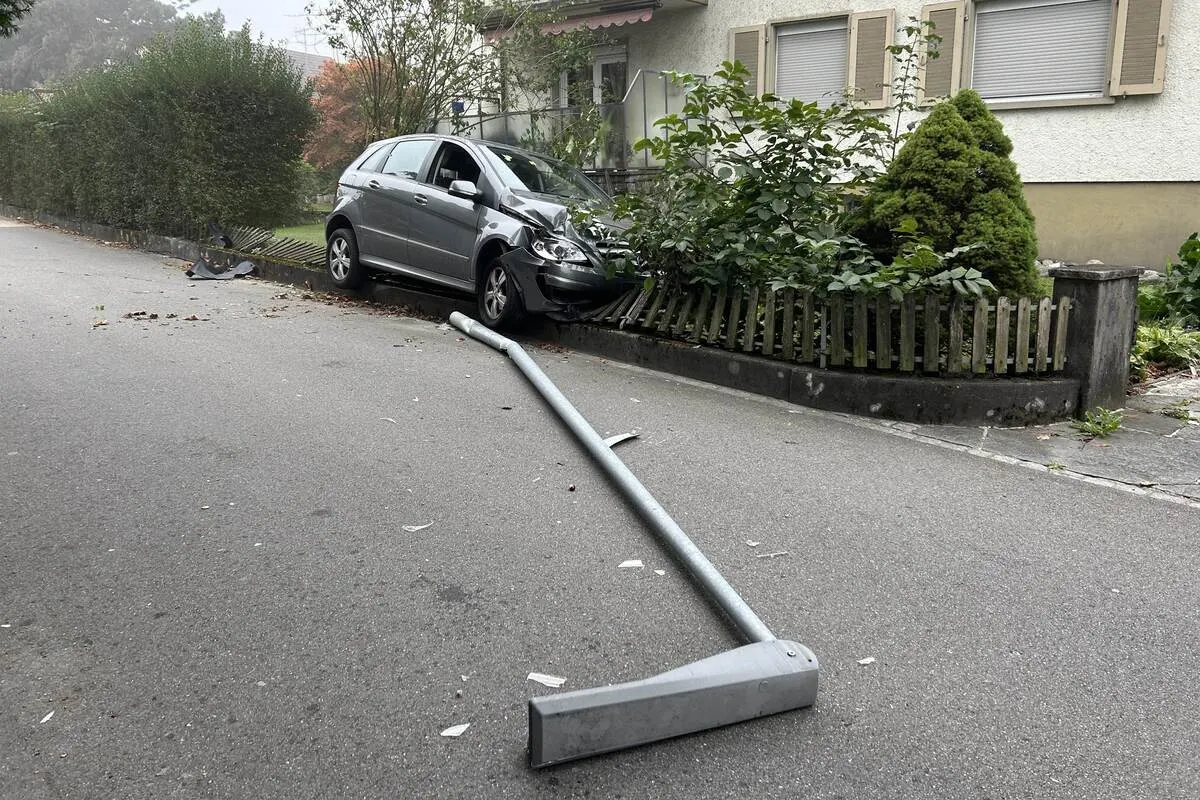 Aarau Rohr AG - Bei Unfall gegen Zaun und eine Strassenlampe gefahren 