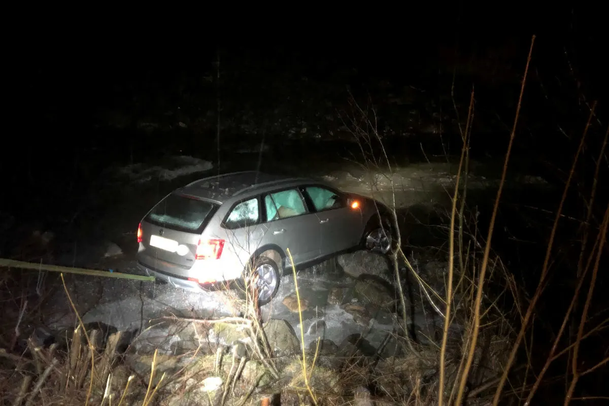 Matt GL - Auto landet im Bach