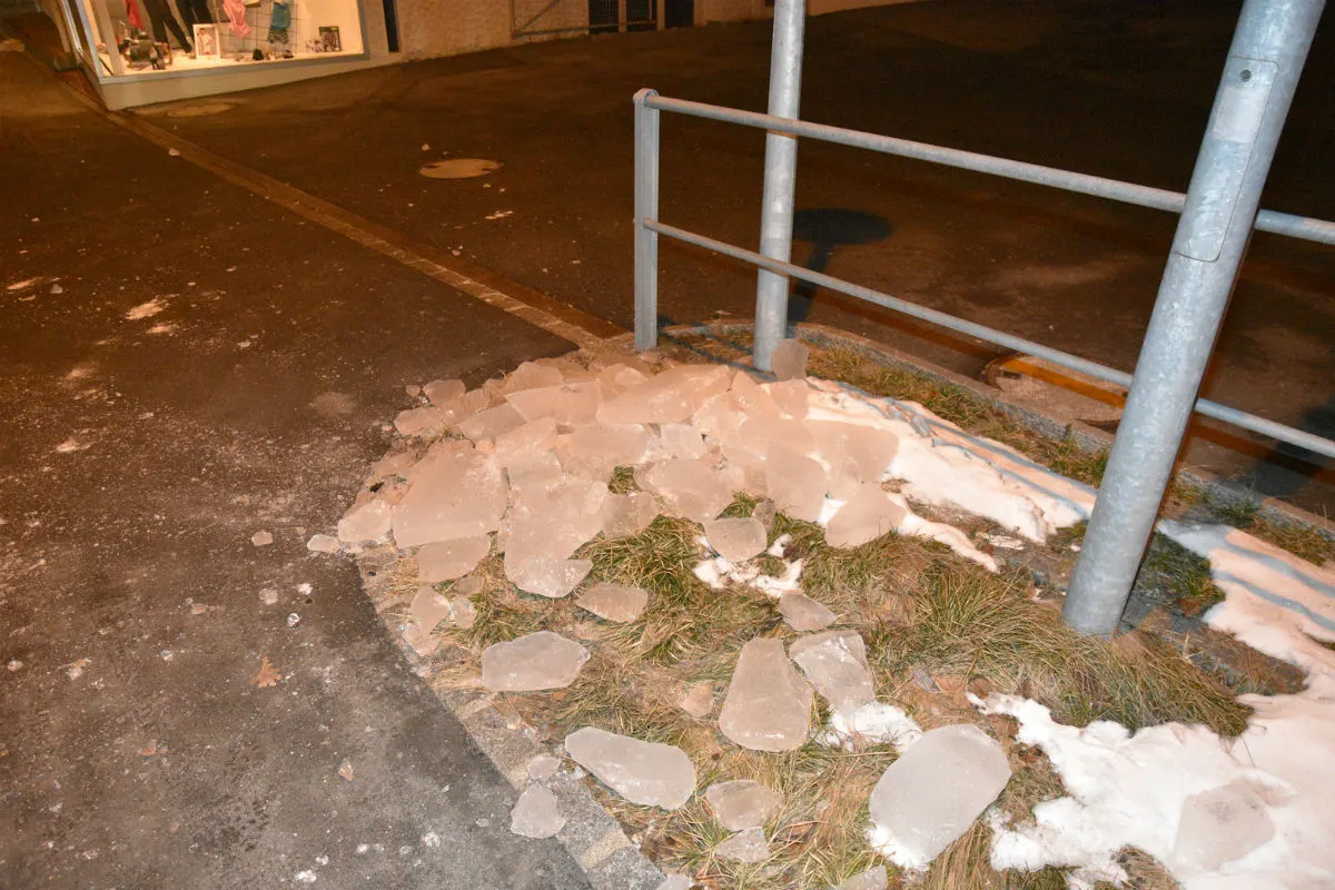 Eschen FL - Auto durch Eisplatte beschädigt