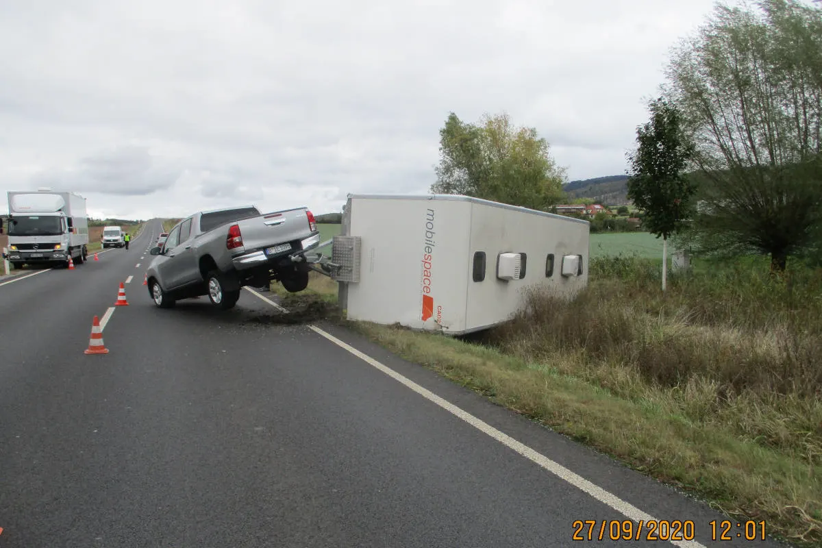 Unfall bei Gumpelstadt – Totalschaden nach Crash mit Anhängergespann