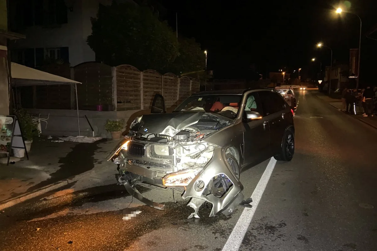 Menziken AG - 24-Jähriger gerät mit dem BMW ins Schleudern und prallt in Pizzeria Hauswand!