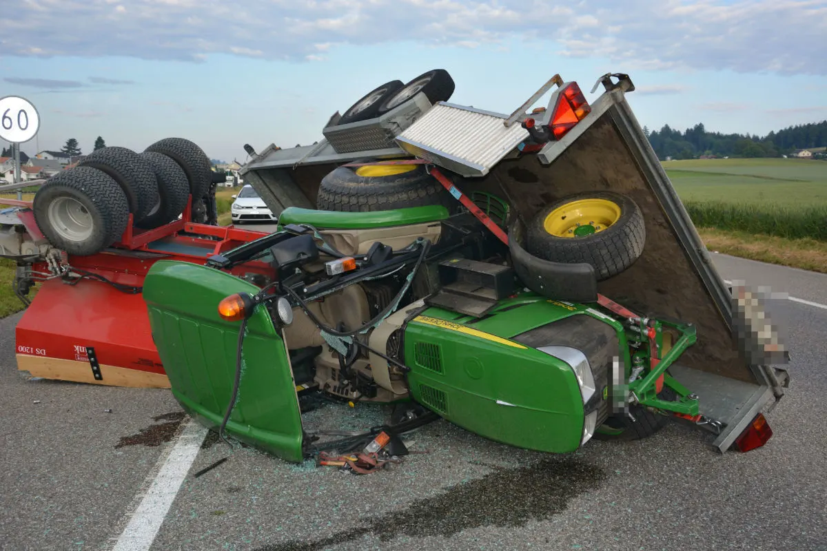Biberist SO - Auto mit Anhänger kippt samt Ladung auf die Seite