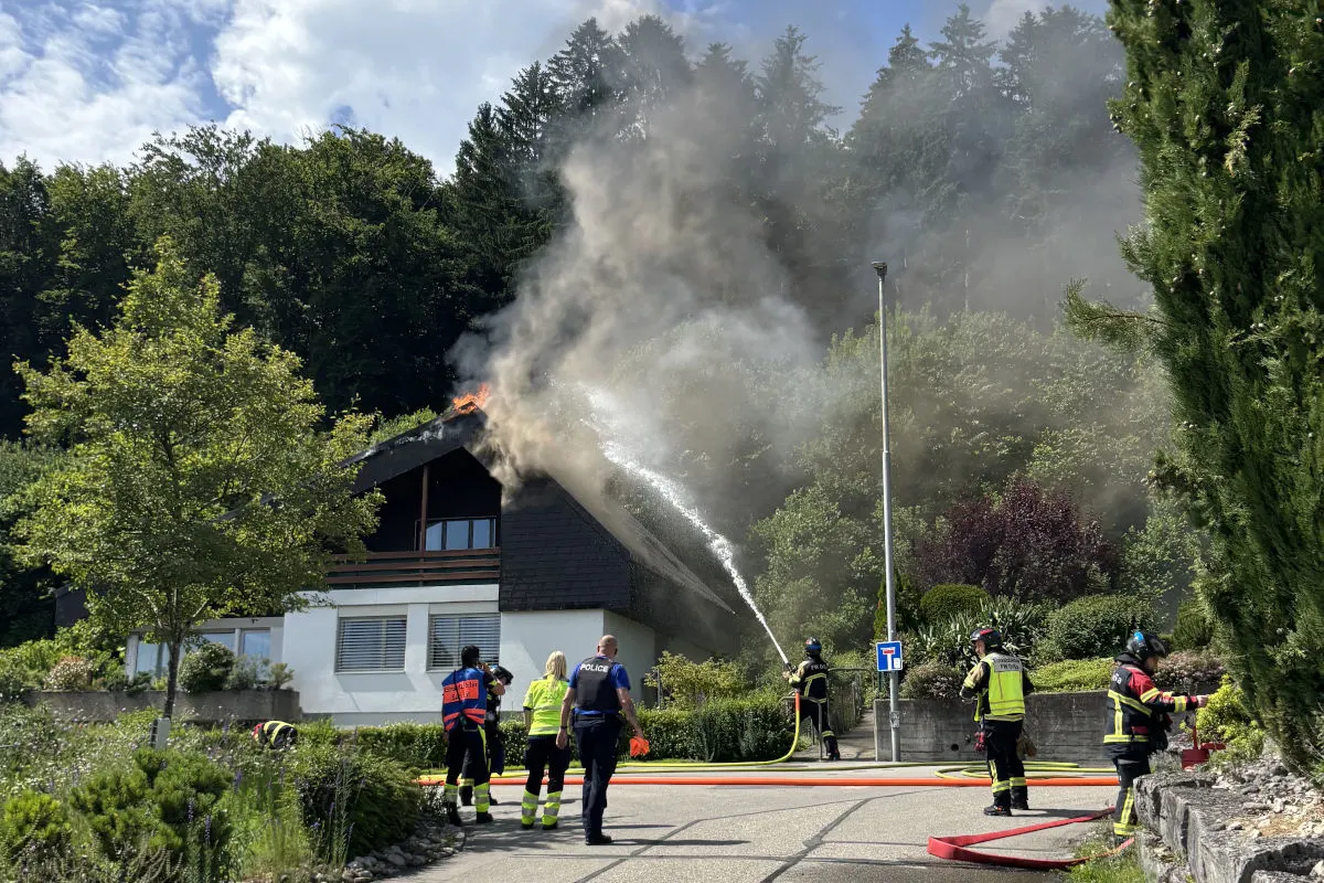Brand in Orpund BE – Flammen auf Dach eines Einfamilienhaus