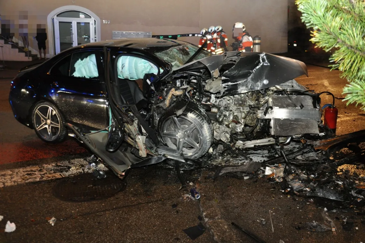 Horrorunfall in Olten SO - Mercedes prallt mit voller Wucht in Betonmauer und fängt an zu brennen!