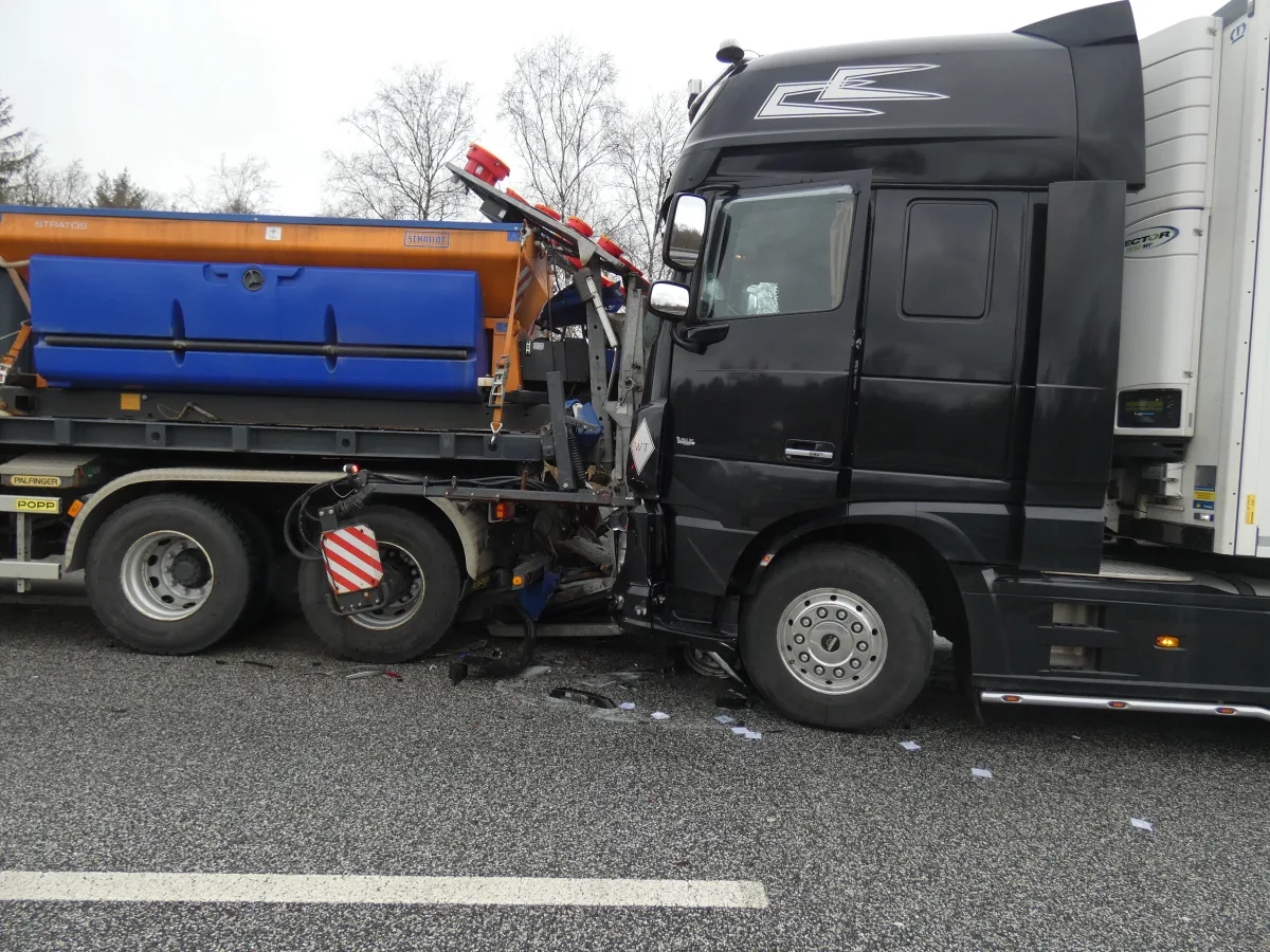 A27 Hagen im Bremischen – Fahrzeugführer und Kind verletzt – stundenlange Sperrung