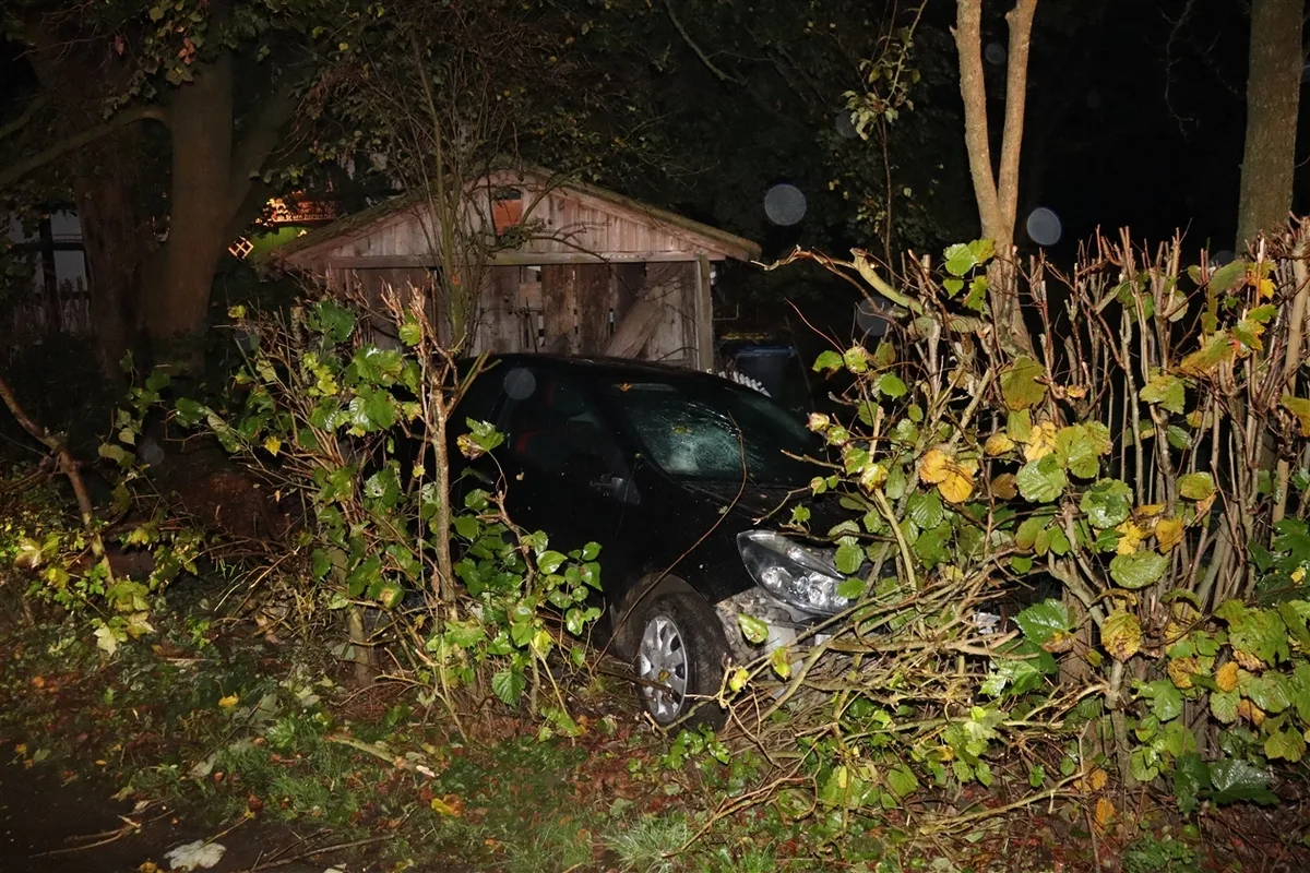 Rödinghausen – Auto landet bei Unfall in fremden Vorgarten