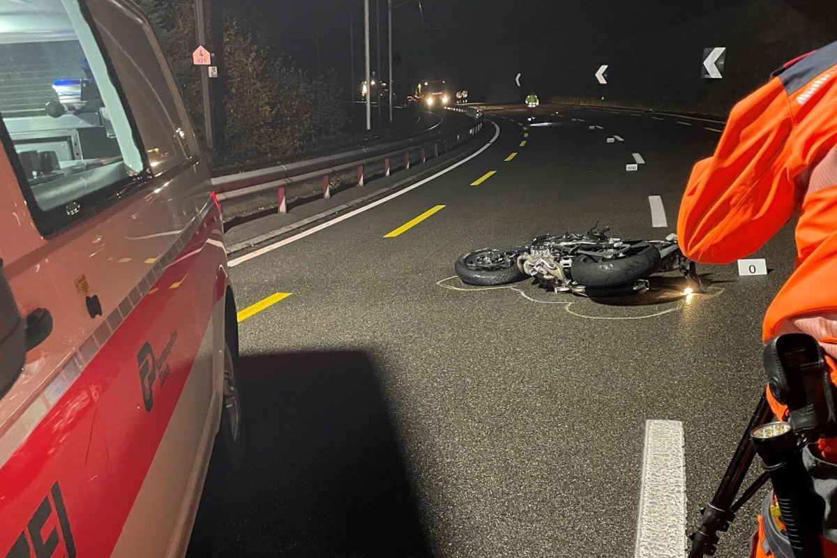 Drama in Langnau am Albis ZH - Sihltalstrasse nach tödlichem Motorradunfall gesperrt