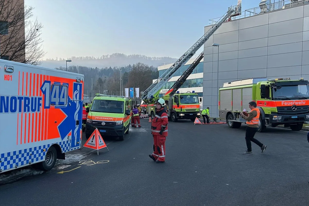 Adliswil ZH – Sieben Verletzte nach Brand in Garagenbetrieb