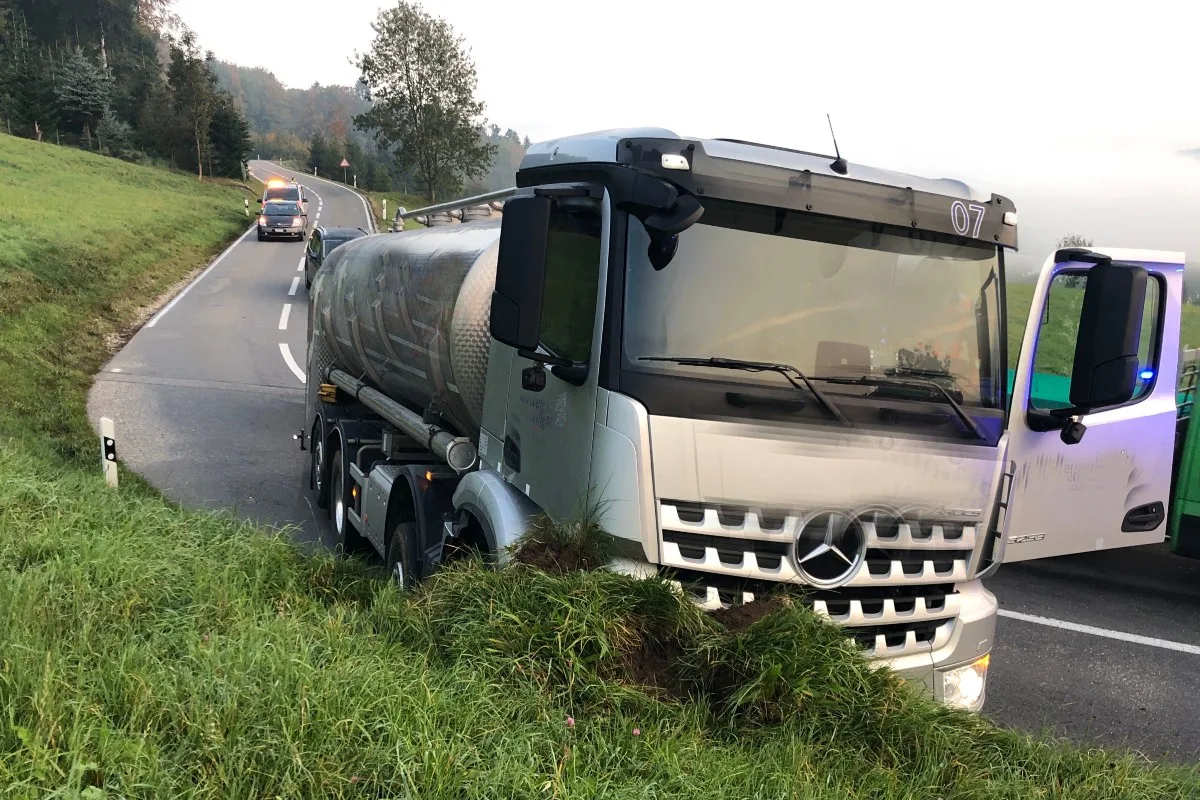 Mosen LU – Lastwagen kommt von Strasse ab – Chauffeur im Spital