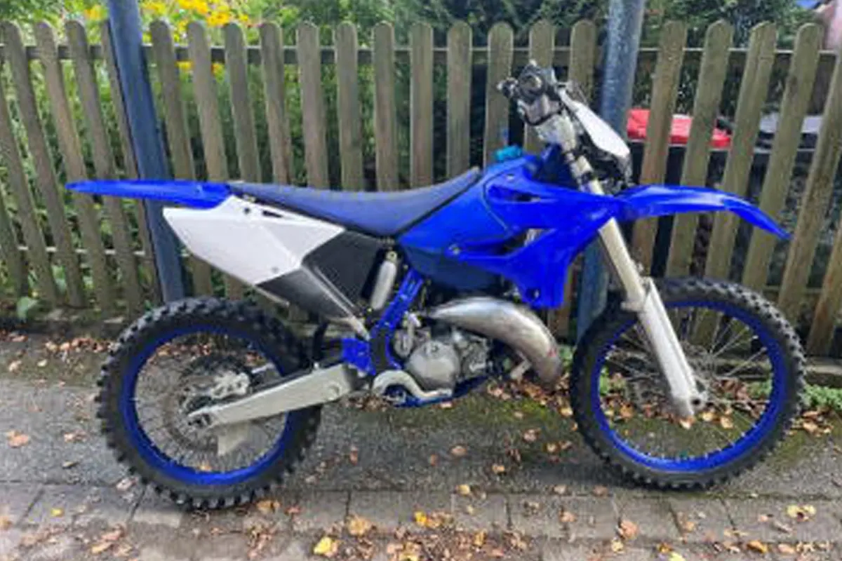 Karlsruhe BW – Motorradfahrer schlägt Passanten, stiehlt E‑Scooter und flüchtet