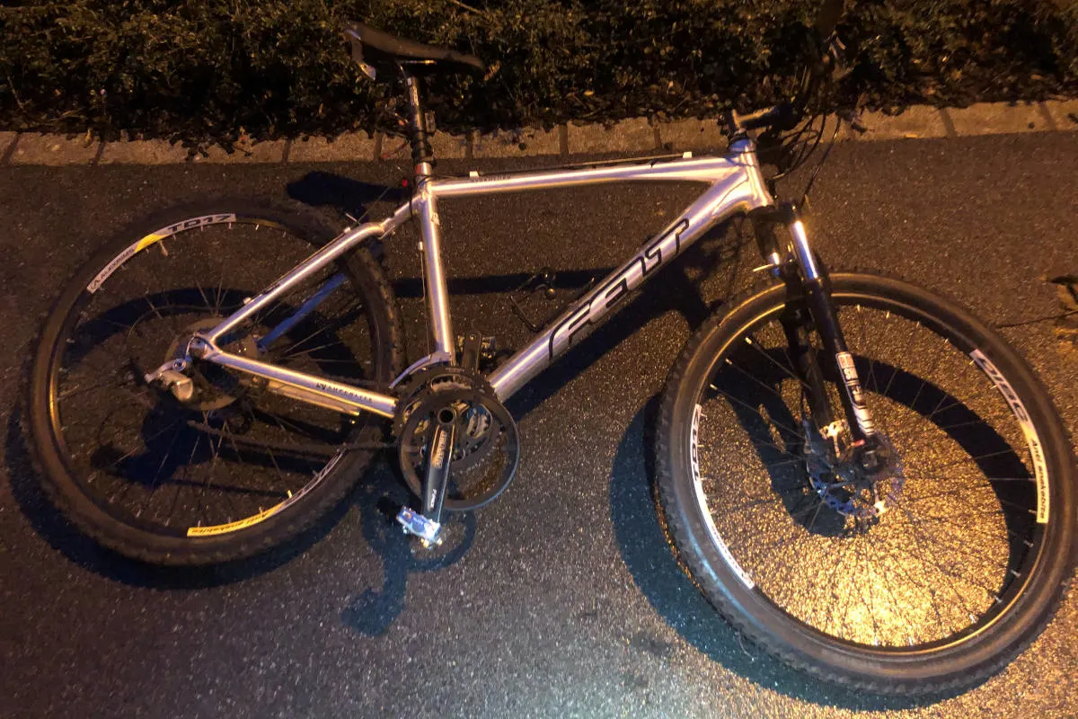 Bilten GL – Velofahrer kracht gegen Lieferwagen