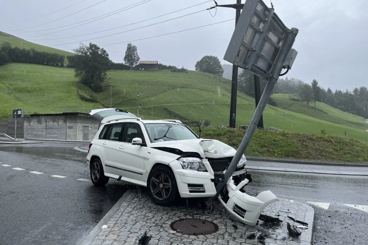 Unfall in Wattwil SG - Bei Selbstunfall in Signaltafel geprallt