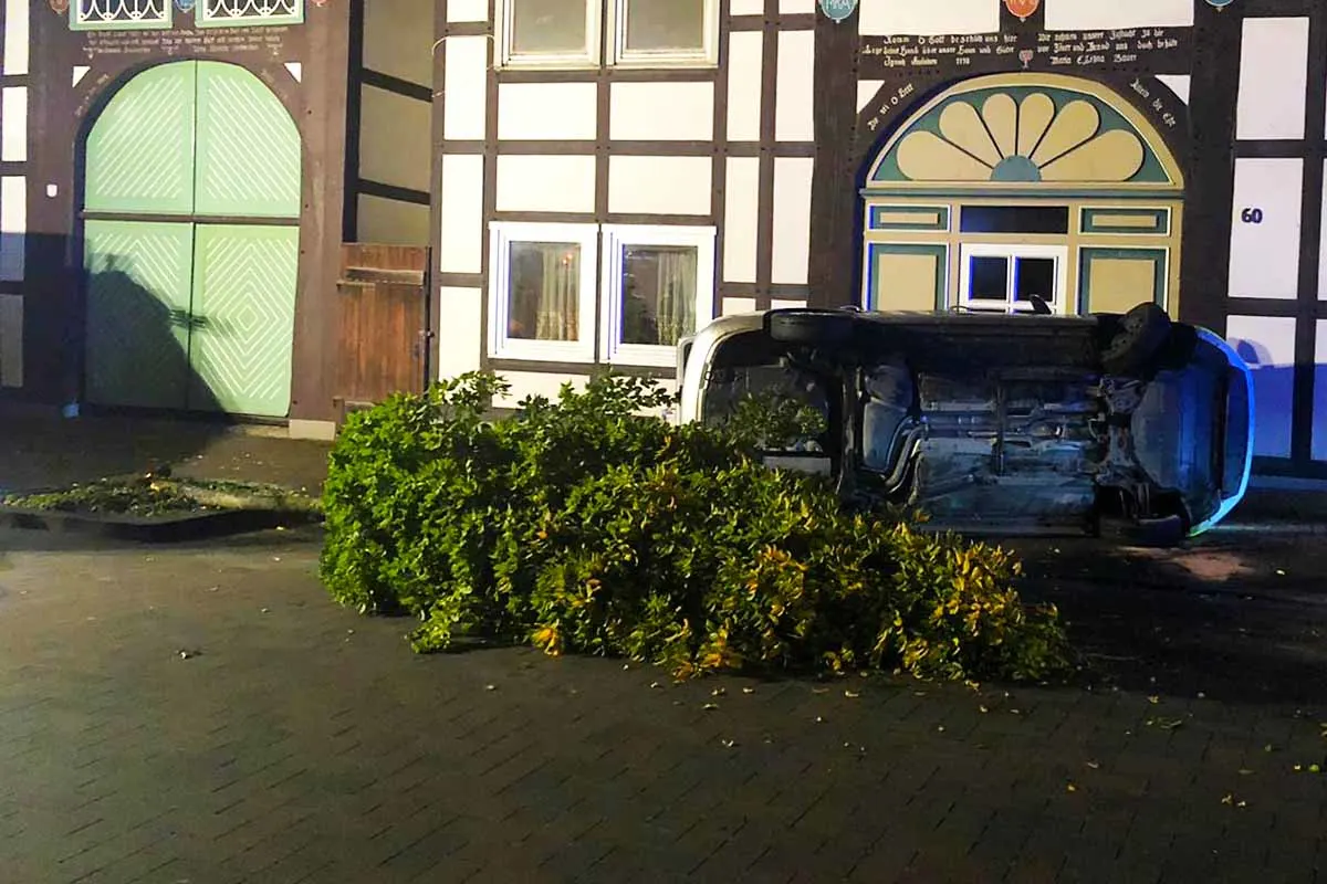 Heftiger Crash in Lügde - Autounfall gegen Baum