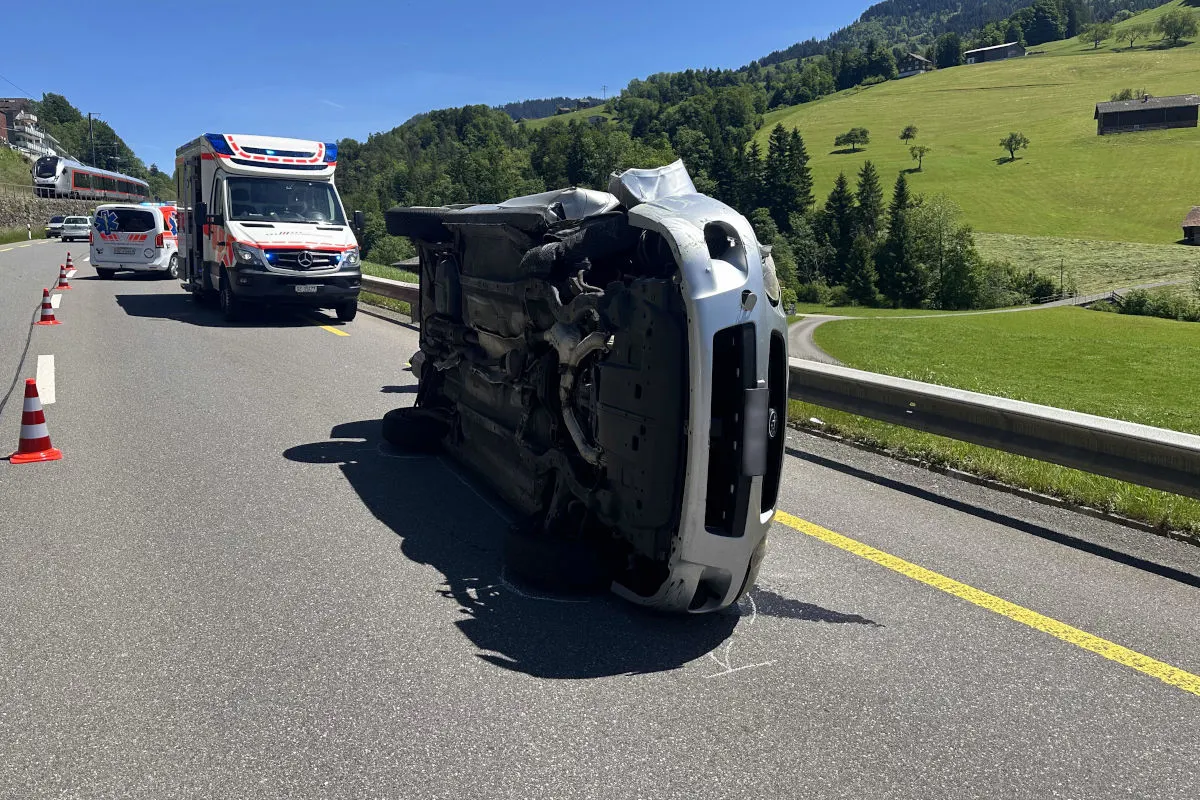 Unfall in Sattel SZ – Auto nach Kollision umgekippt