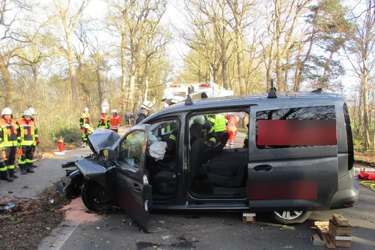 B74 Bremervörde NI – Zwei Schwerverletzte bei Kollision mit Baum