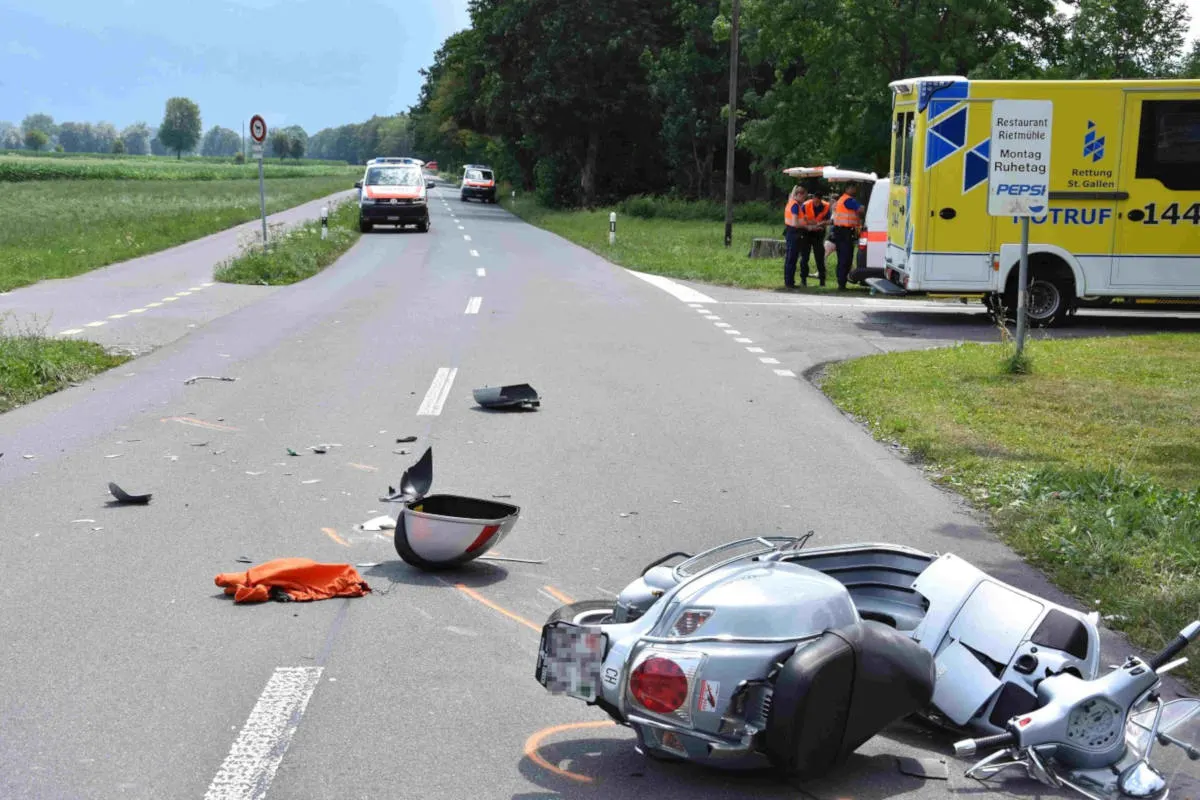 Balgach SG - Schwer verletzter Rollerfahrer nach Kollision mit Auto