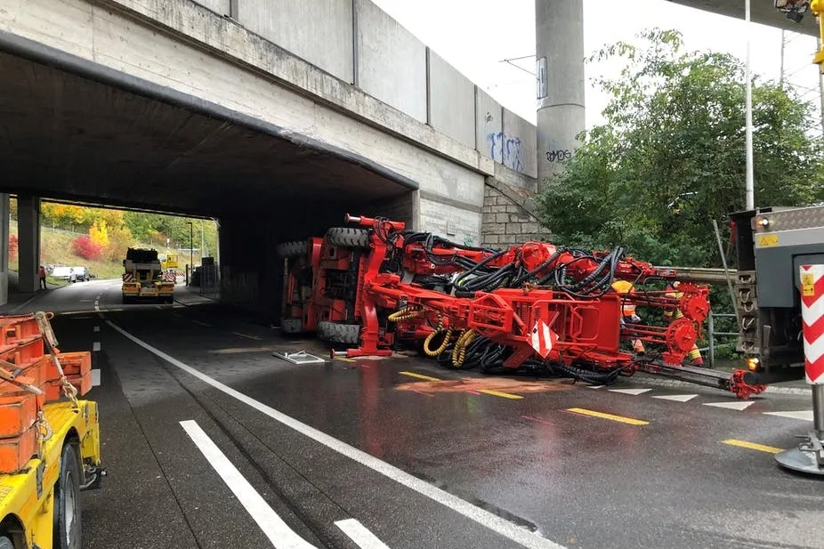 Spektakulärer Unfall in Worblaufen BE  - Schwertransport kollidiert mit Brücke - Bergungsarbeiten sind im Gange