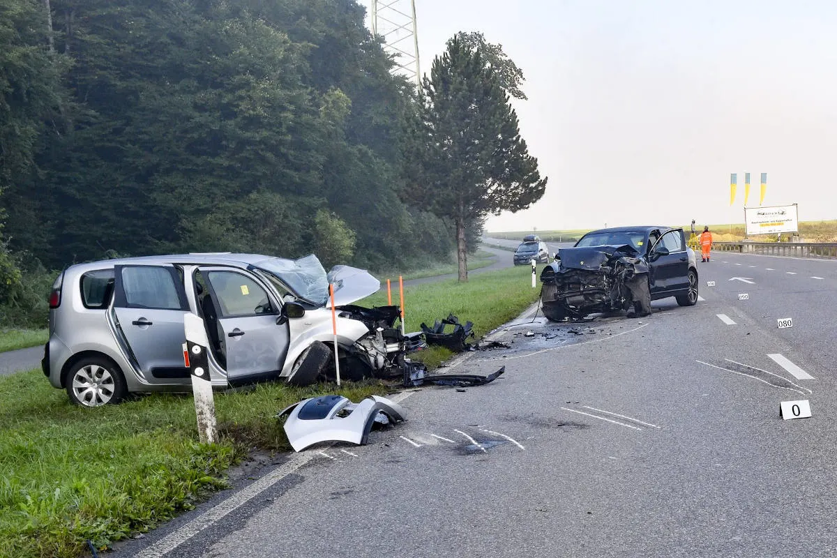 Heftiger Unfall in Weiach ZH – Frontalkollision fordert zwei schwer verletzte Personen