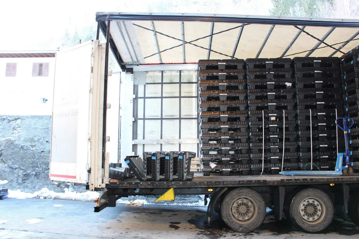 Schwanden GL - Logistiker stürzt rückwärts von Ladebrücke