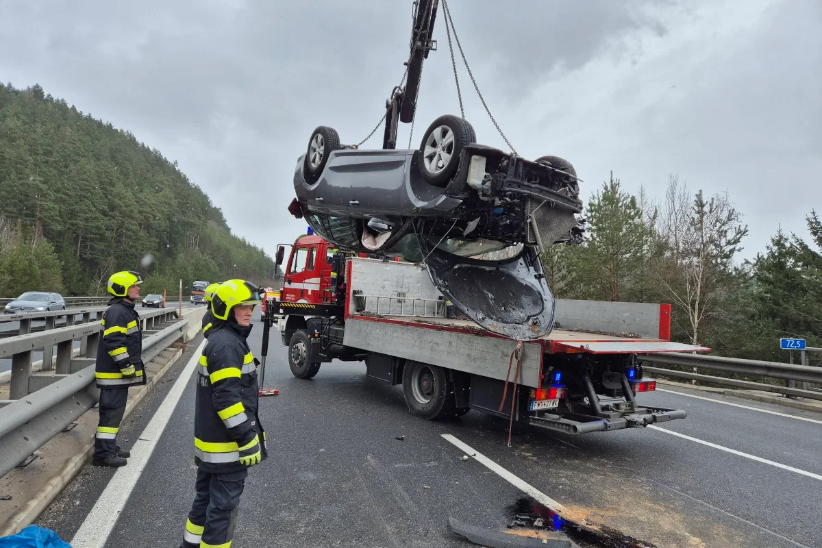 Edlitz – Pkw überschlägt sich auf A2