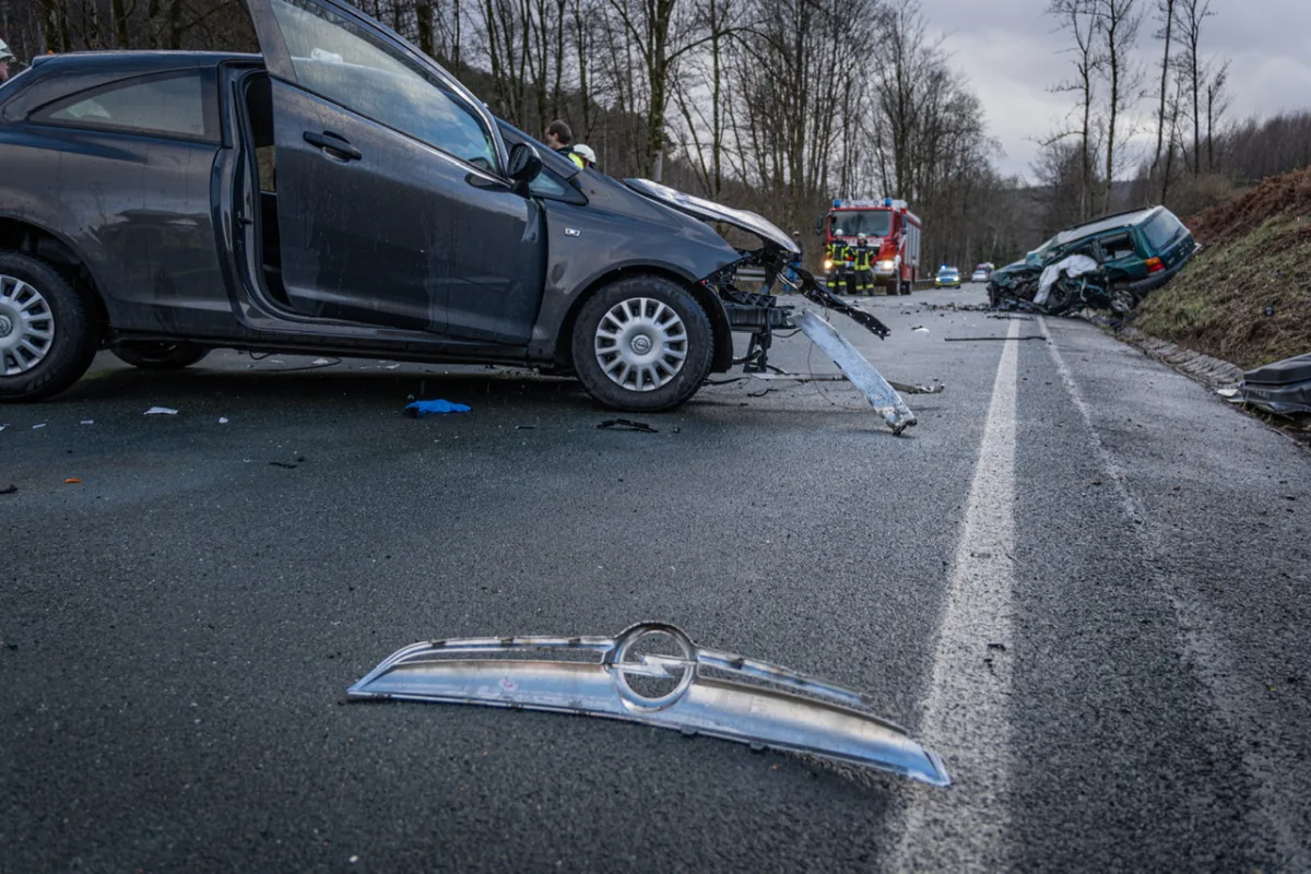 B229 Möhnesee – Beide Fahrer nach Kollision eingeklemmt in PKW