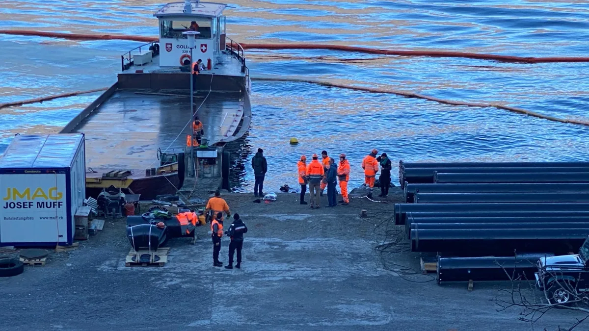 Beckenried NW - Pneukran auf Vierwaldstättersee umgekippt