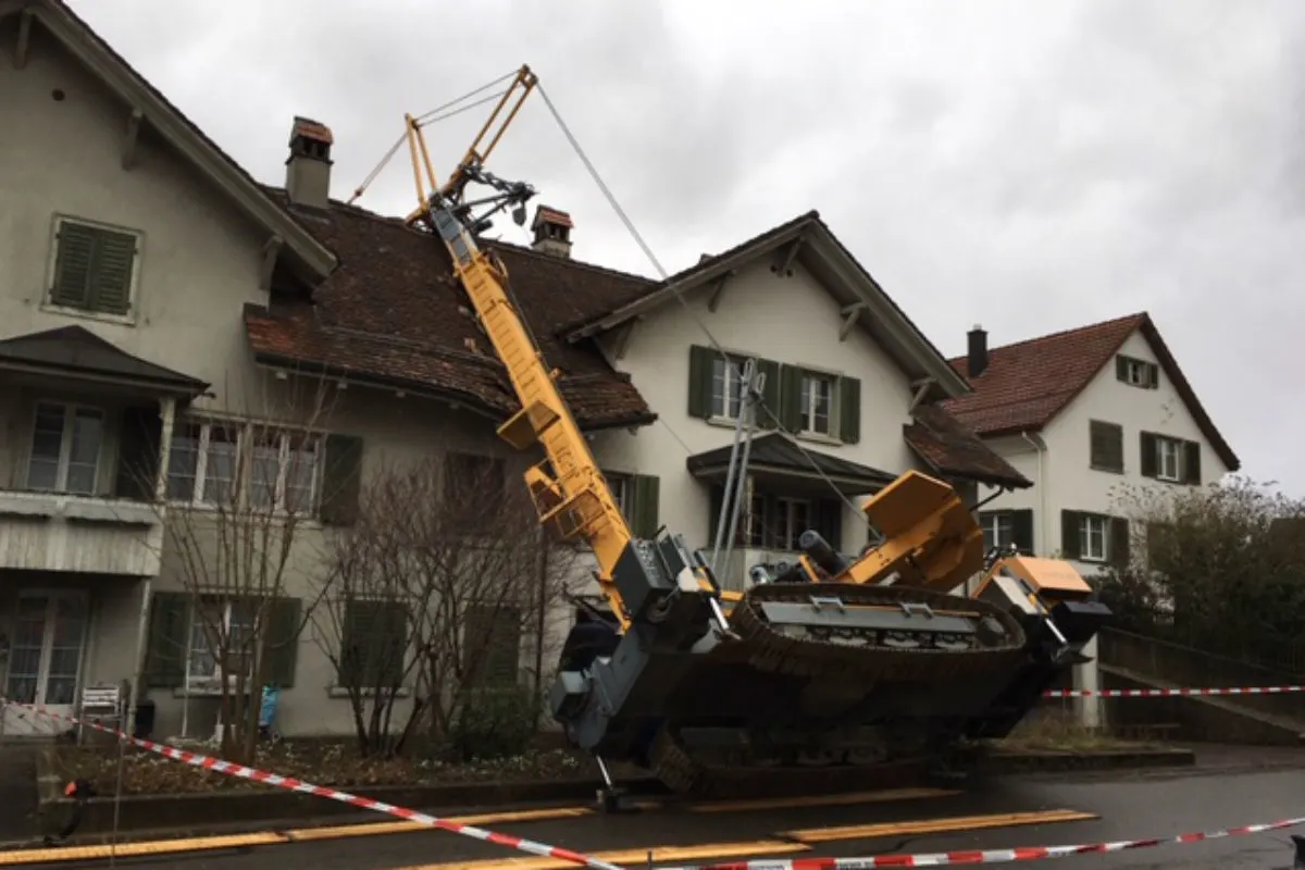 Rafz ZH - Kran kippt auf Haus
