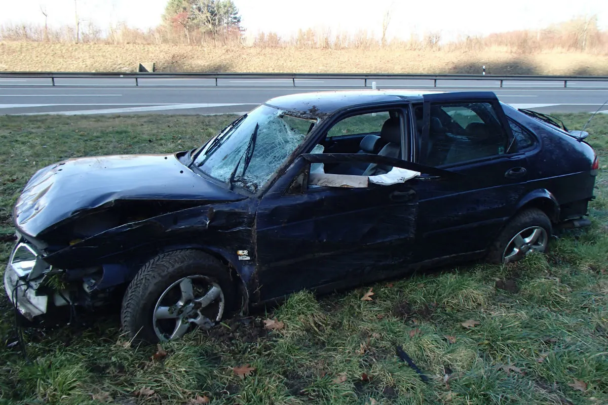 Rheinfelden/A3 - Auto flog durch die Luft