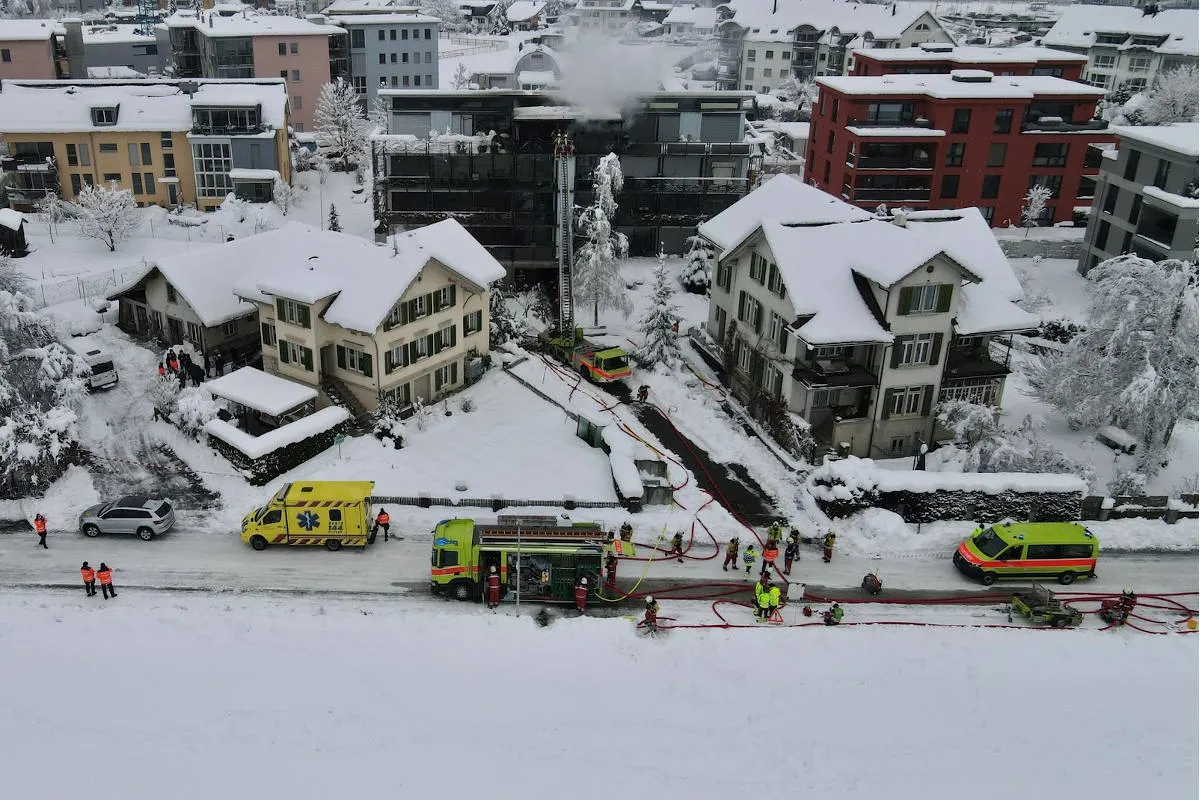 Bubikon ZH – Hoher Schaden durch Brand in Mehrfamilienhaus