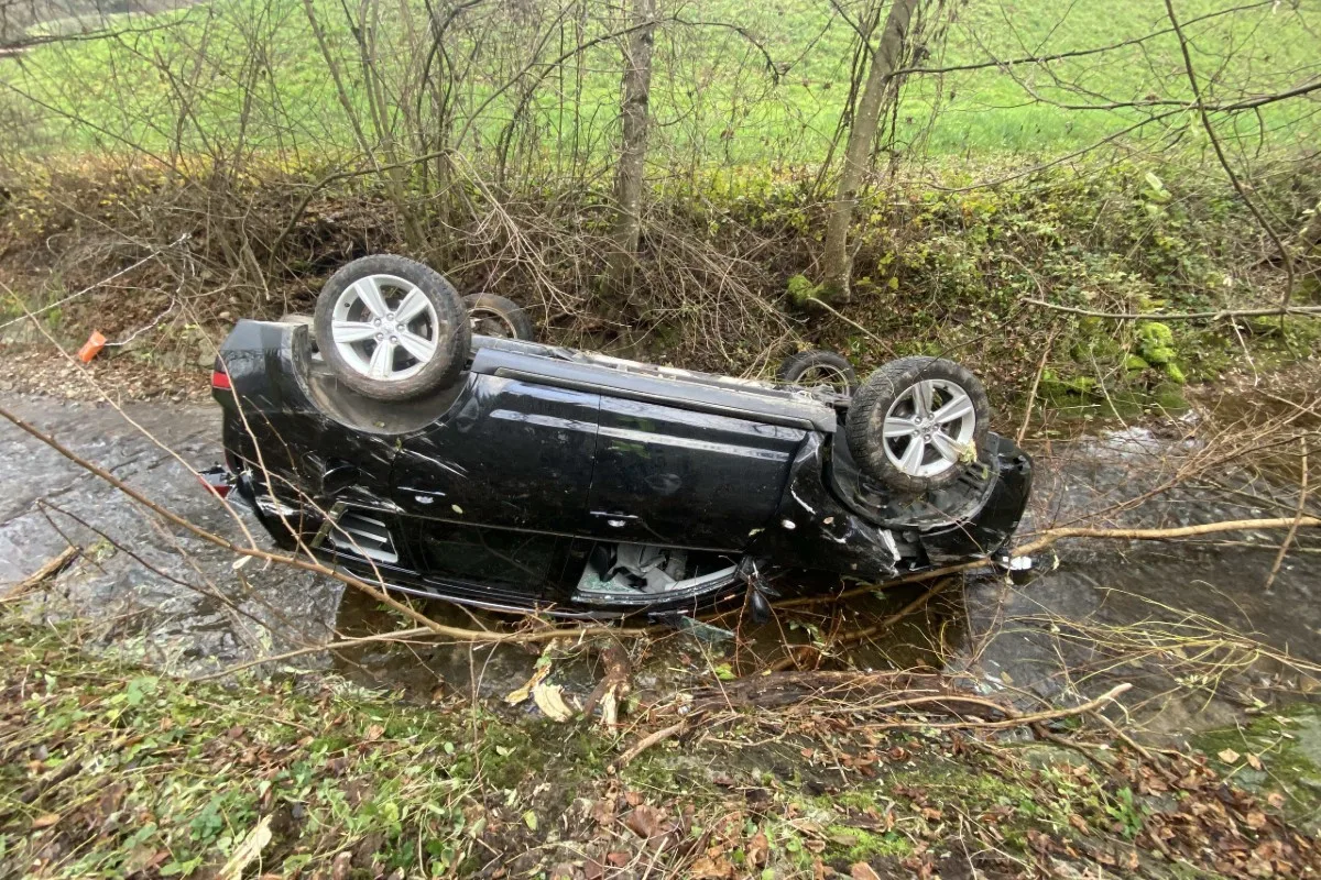 Oberhofen AG - Frau verliert Kontrolle über Peugeot und landet im Bach