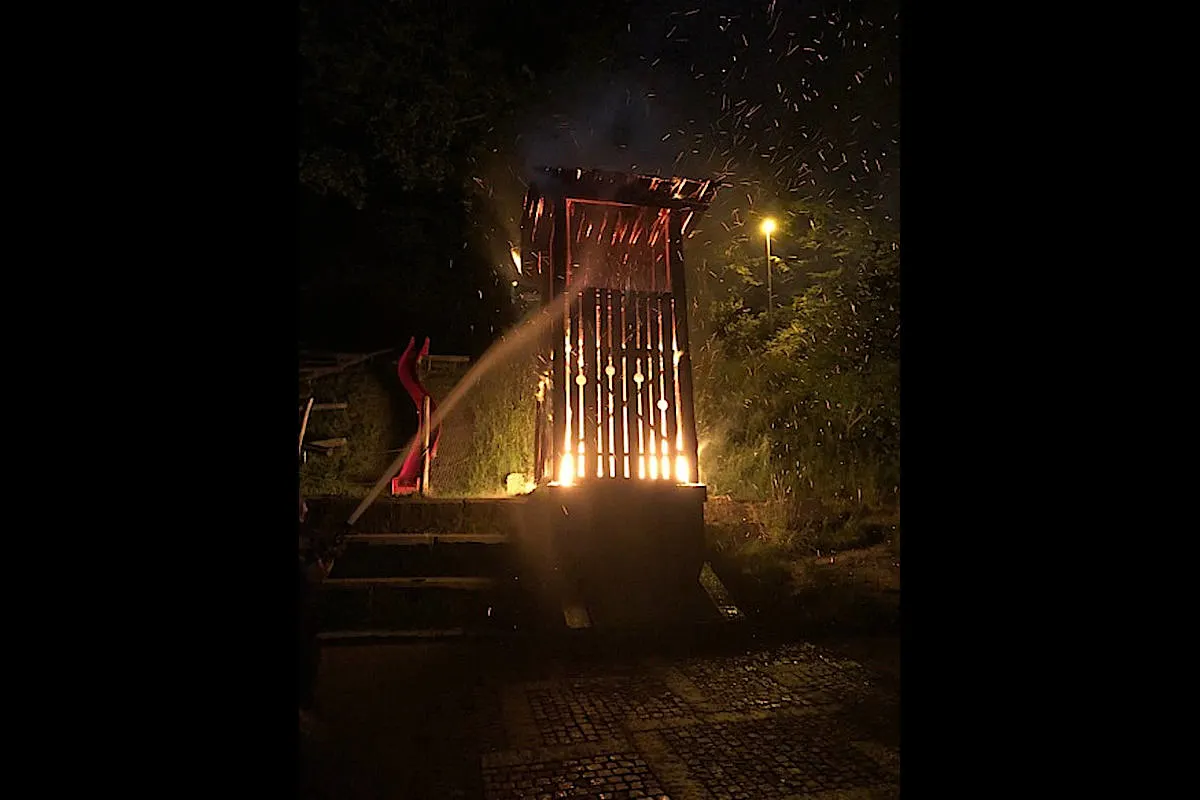 Stadt SH -  Zeugenaufruf zu Brand eines Holzspielturms
