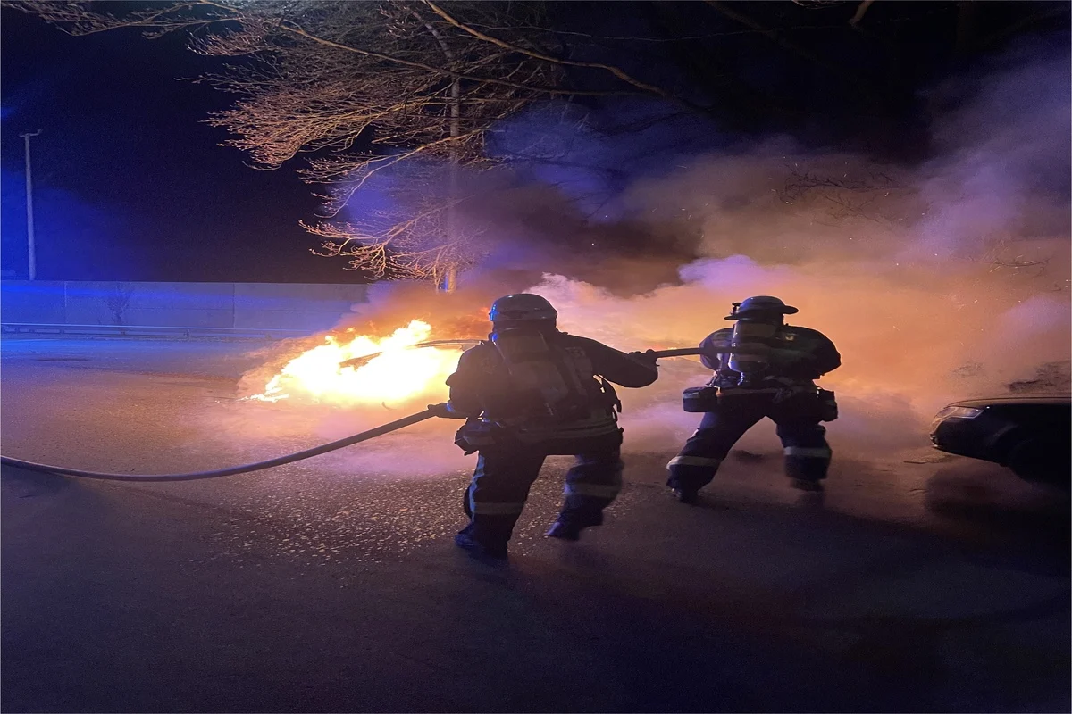 Horn-Bad Meinberg - Feuerwehr kümmert sich um brennendes Auto 