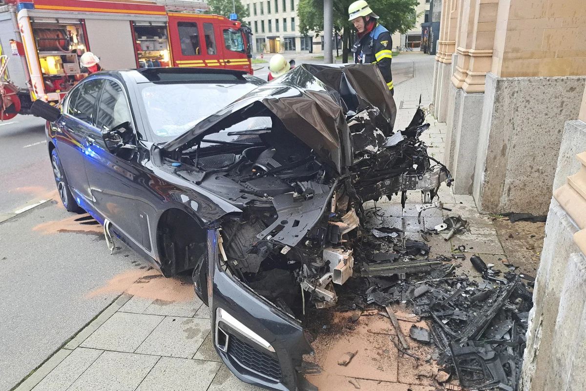 München - Totalschaden an BMW nach schwerem Unfall