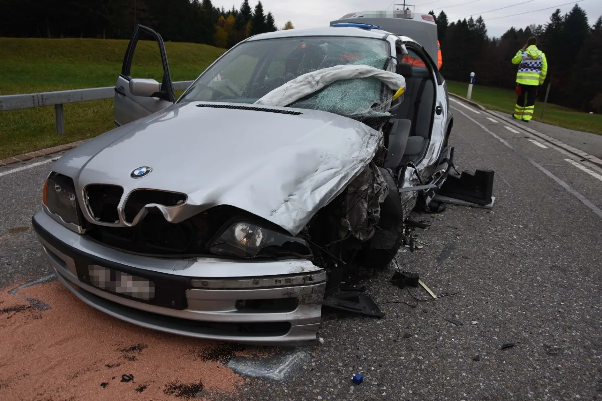 Frontalkollision in Ricken SG - Heftiger Crash geht glücklicherweise relativ glimpflich aus!