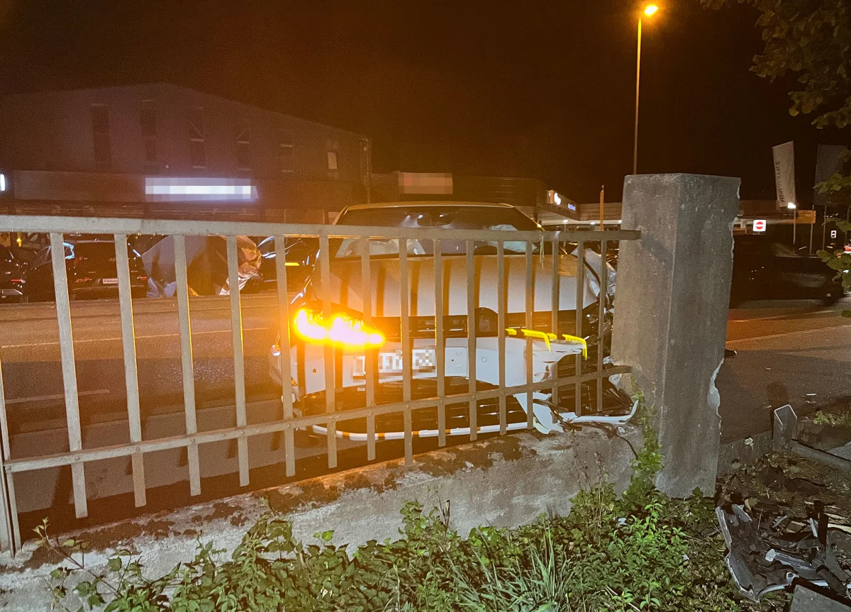 Liestal BL – Bei Unfall in Gartenzaun gekracht