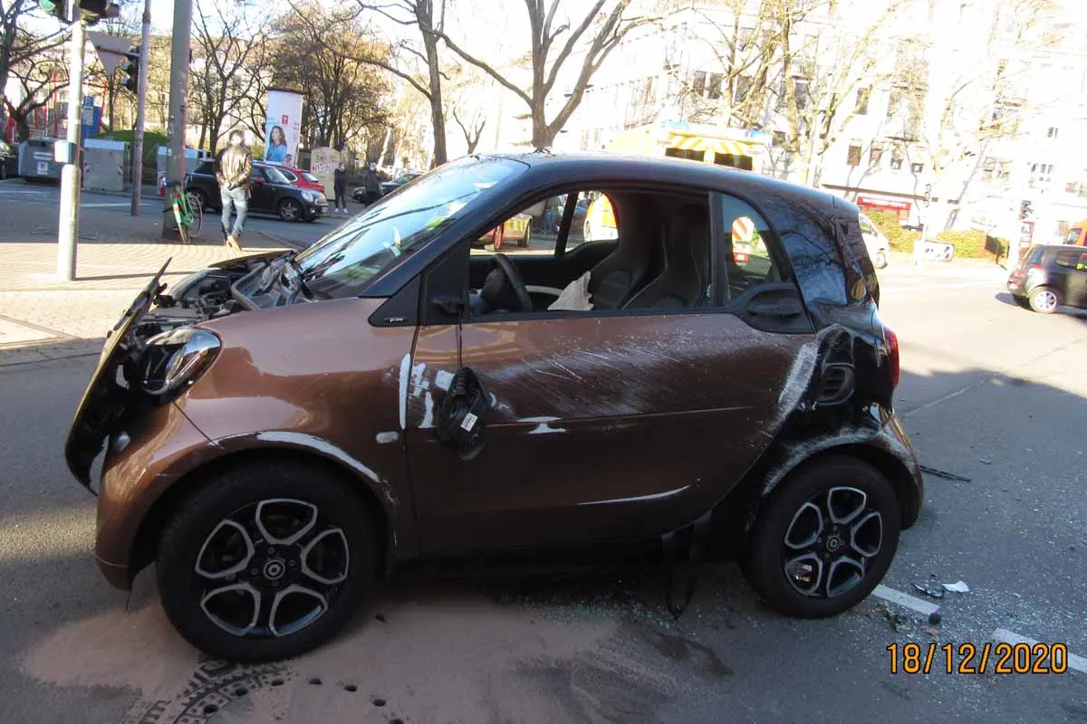 Tragischer Unfall in Ratingen - Zwei Schwerverletzte bei Verkehrsunfall