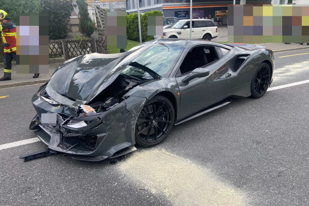 Verkehrsunfall in Menziken AG - Kollision zwischen VW Golf und Ferrari endet mit drei Personen im Spital