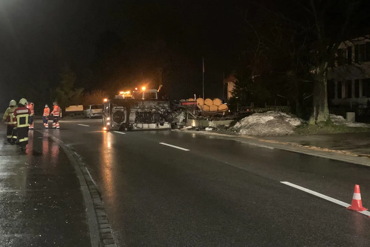 Niederbuchsiten SO – Auto prallt in Mauer