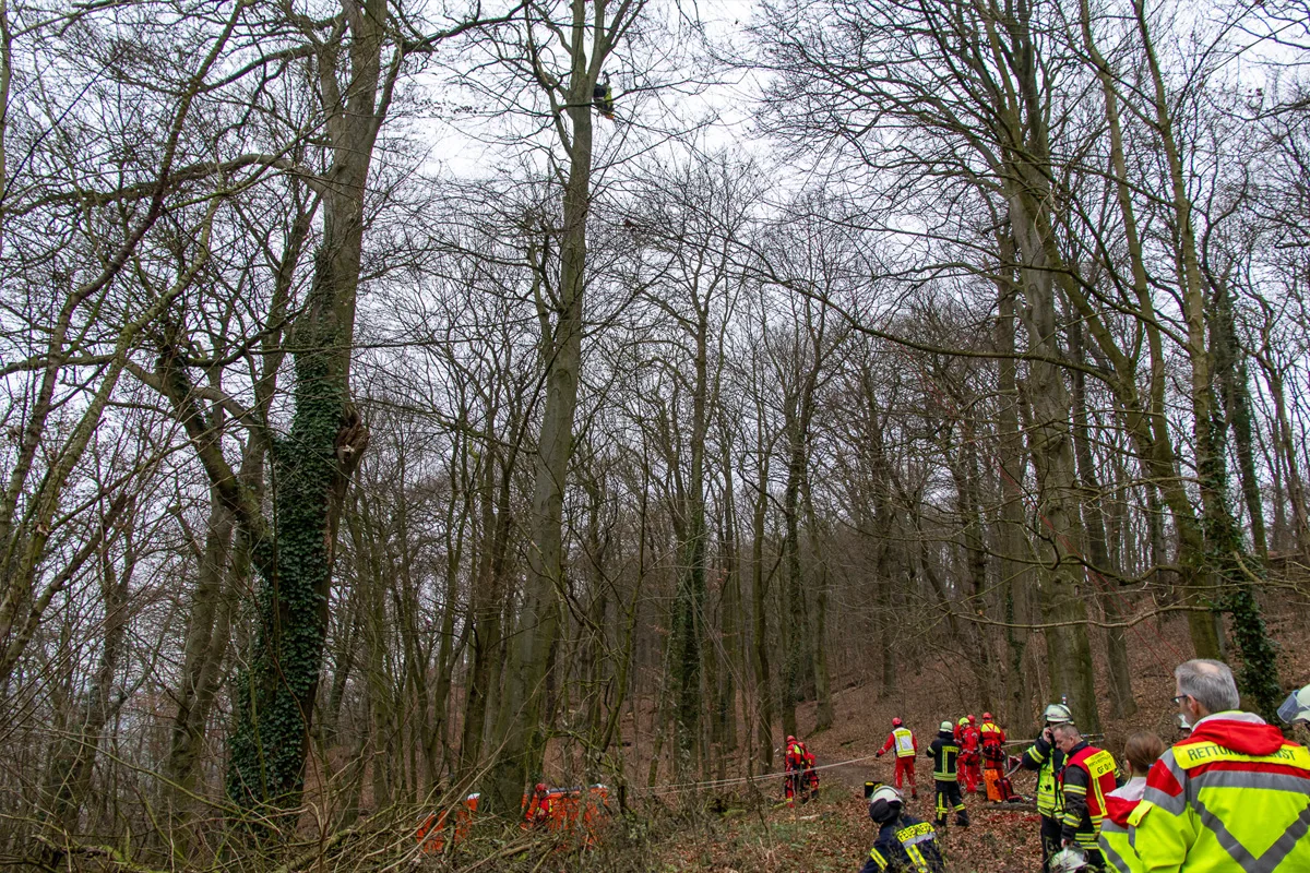 Porta Westfalica – Höhenretter retten Paragleiter aus 20 Metern Höhe