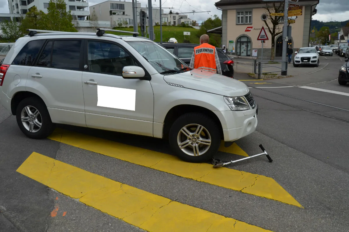 Teufen AR - Crash zwischen Kickboard-Lenker und Auto