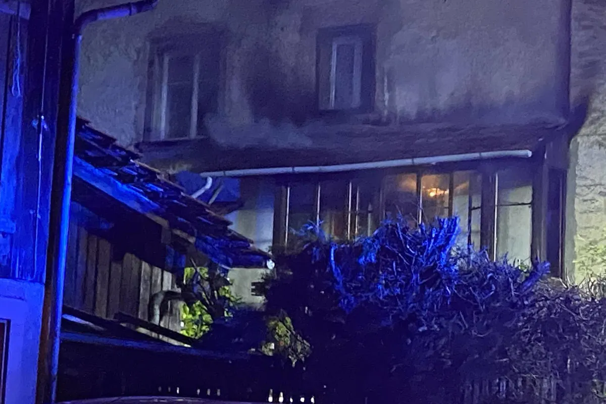 Reigoldswil BL – Brand einer Laube erfordert Feuerwehreinsatz – eine Person verletzt