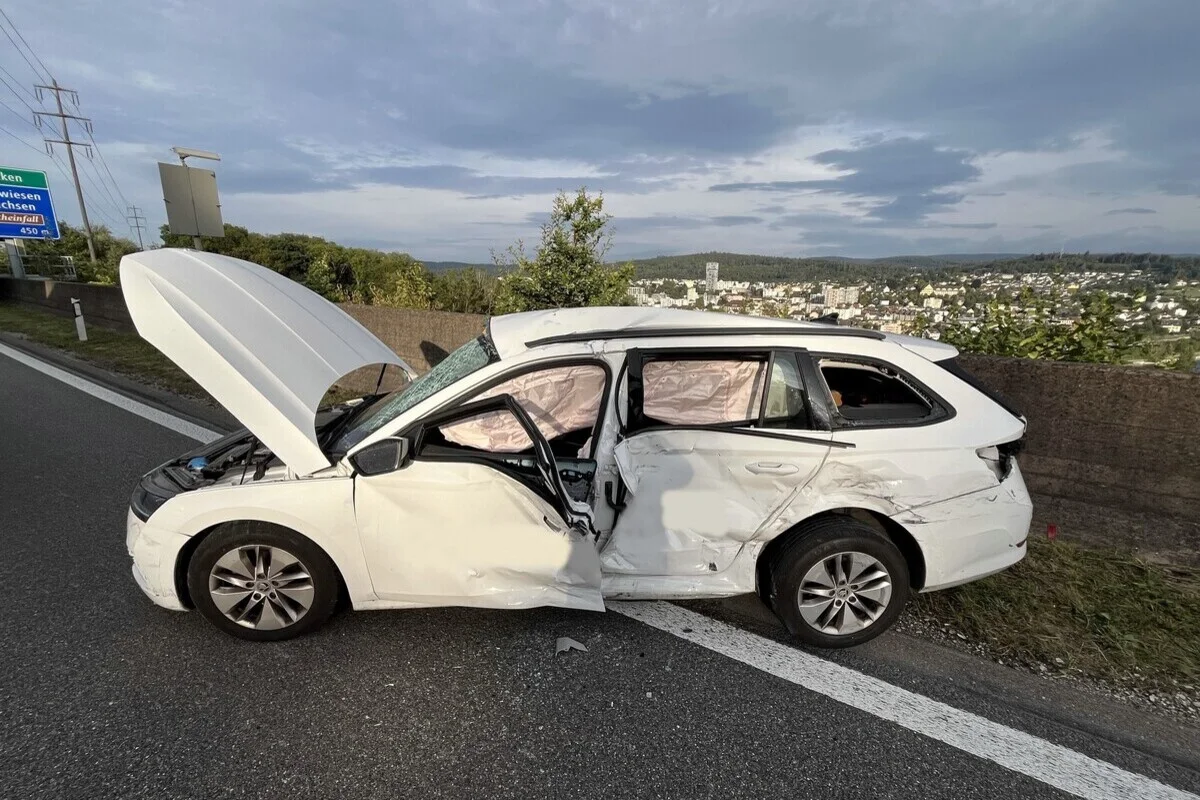 Flurlingen ZH - Frontal mit einem entgegenkommenden Lastwagen kollidiert