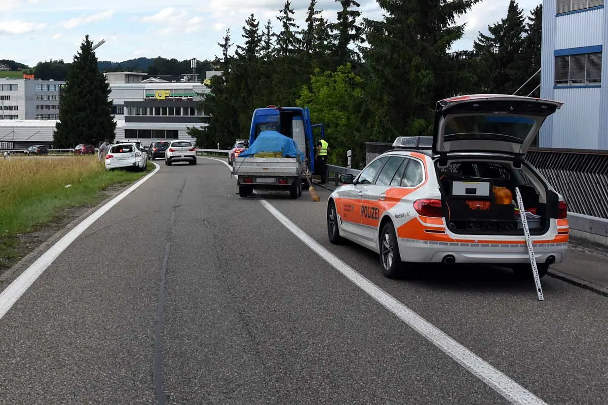 Oberbüren SG - Betrunkener Fahrer baut Unfall auf der Autobahn