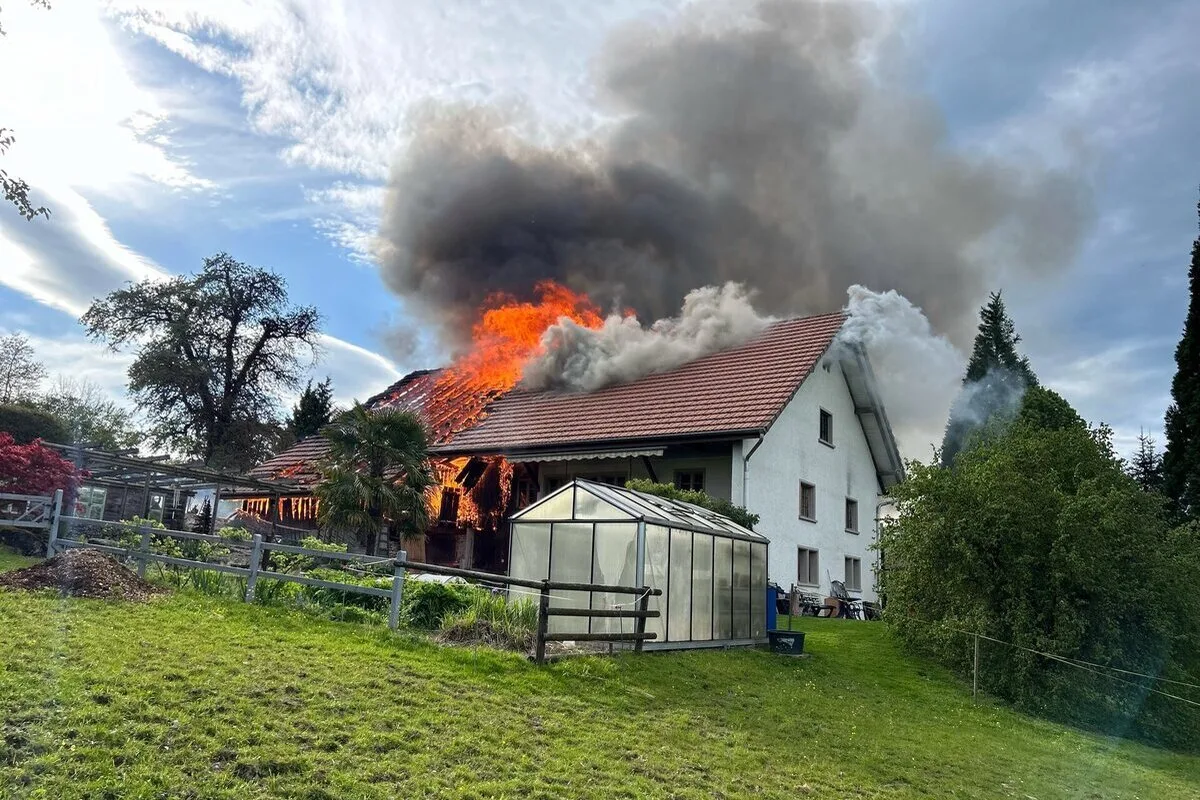 Gontenschwil AG - Feuer zerstört ein Bauernhaus 