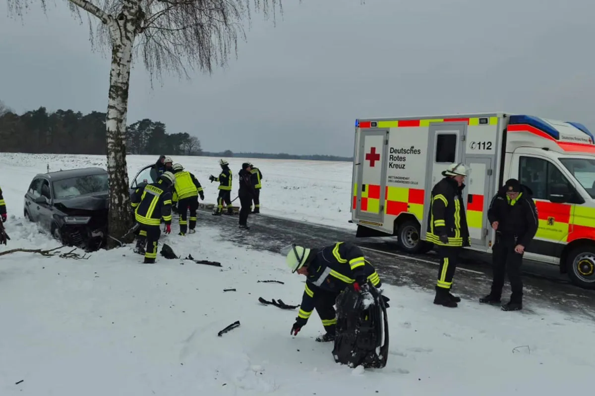Celle – Fahrer prallt bei Schneeverwehung gegen Baum