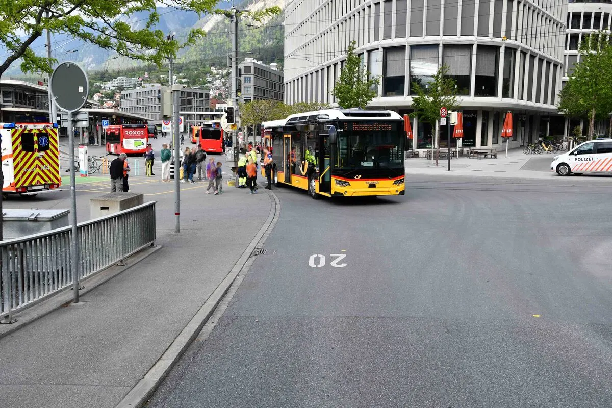 Chur GR - Skateboardfahrer kollidiert mit Postauto 