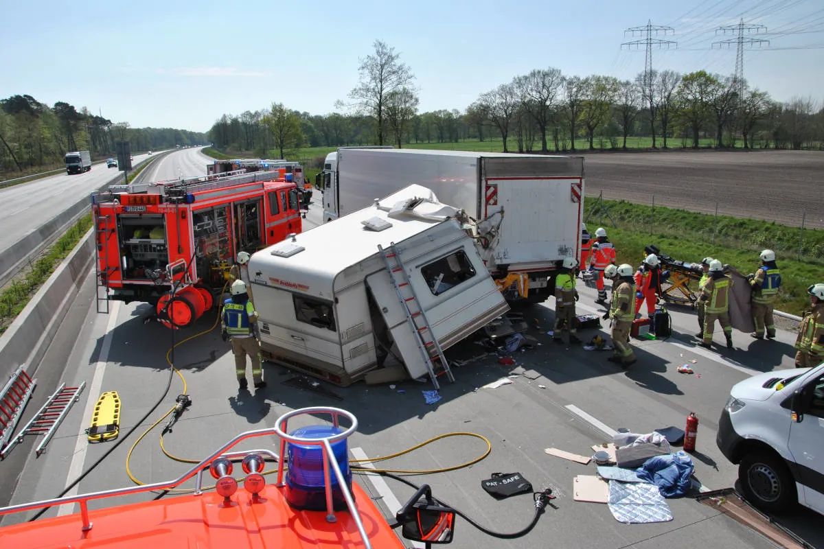 Schwerer Verkehrsunfall mit Wohnmobil fordert vier Verletzte